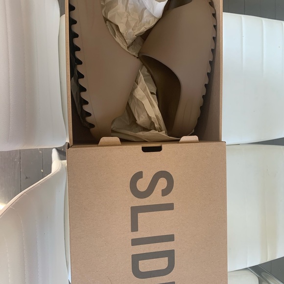 Earth Brown Yeezy Slides Size 5 main image 4